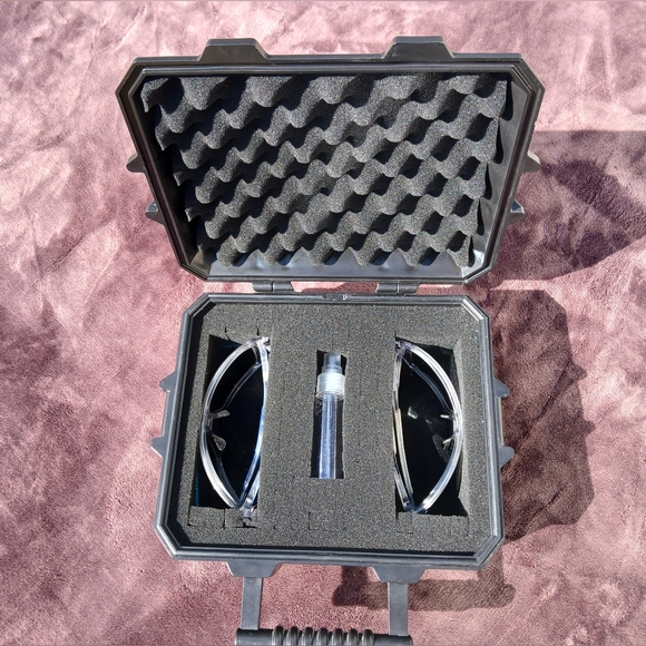 Oakley Standard Issue Strong Box comes with 2 Oakly Sunglasses.